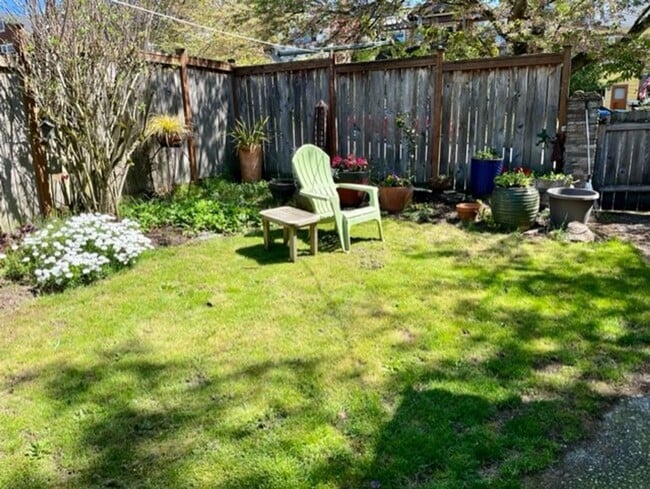 Building Photo - Ballard Duplex - Lower Unit