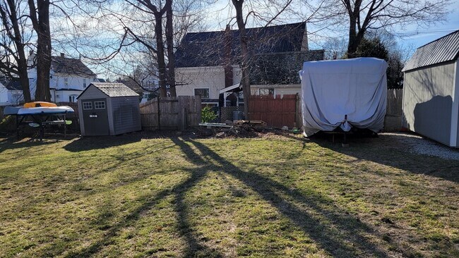 Building Photo - 10 Marion St