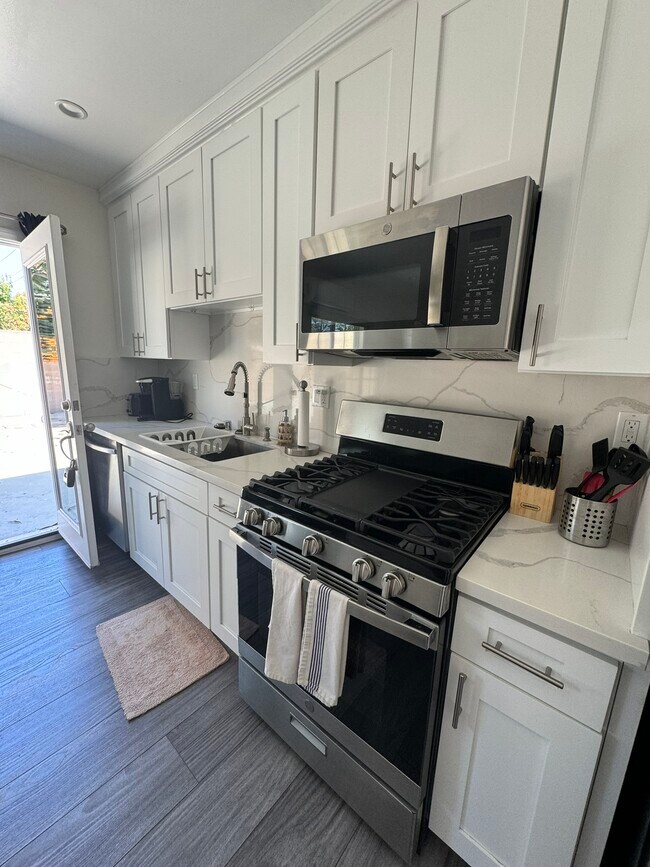 Building Photo - 14921 Kittridge St