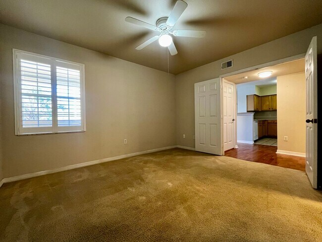 Building Photo - 1/1 unit available now for annual lease