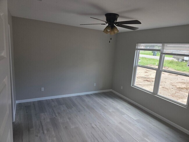 Building Photo - 111 Hollyhill Dr