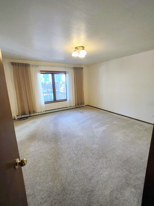Building Photo - Spacious Downtown Townhome Available Now!