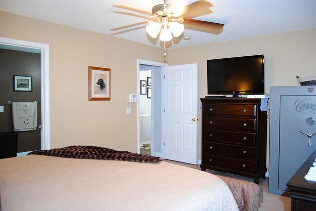 Building Photo - Wonderful Home in the Willow Lakes Community!