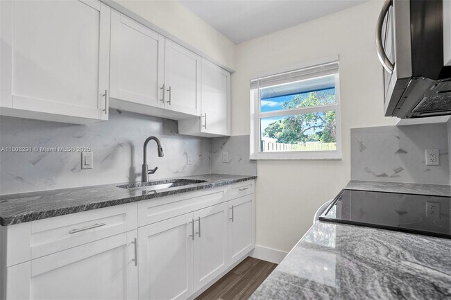 Primary Photo - 929 S N St