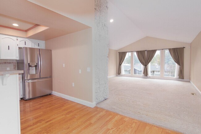 Building Photo - 4 Bed 3 Bath North Side Home nearly 2400 s...