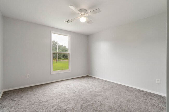 Building Photo - Modern Comfort on 1 Acre in Coweta – Available Now!