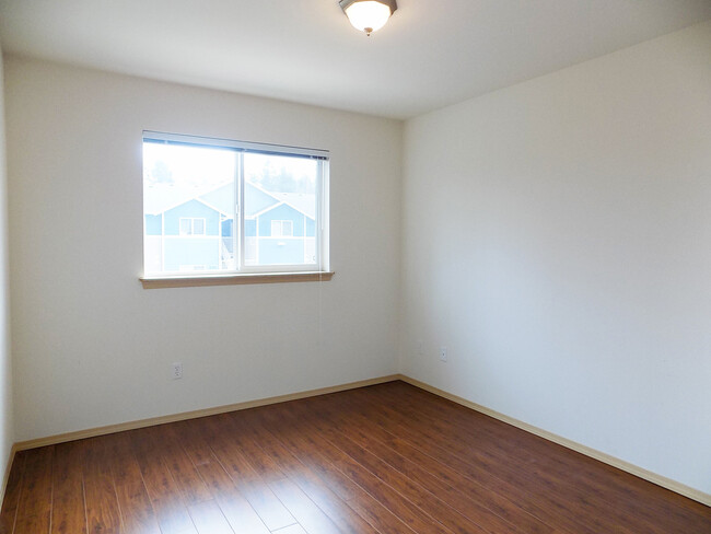 Building Photo - Roomy 2 Bedroom Condo With Washer & Dryer!...