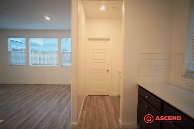 Building Photo - Luxurious 5 bedroom located in Gossamer Grove!