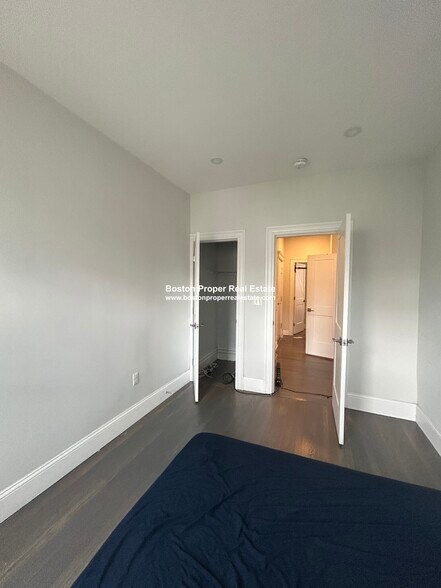 Building Photo - 102 Queensberry St