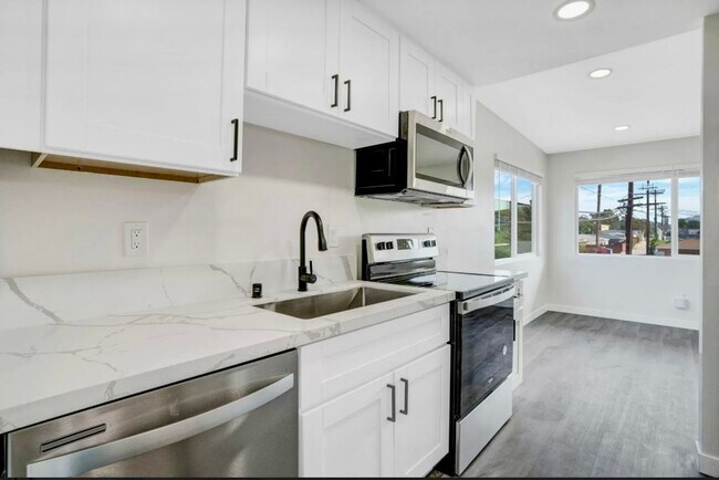 Building Photo - Beautiful Renovated 1 Bed/1 Bath w/yard