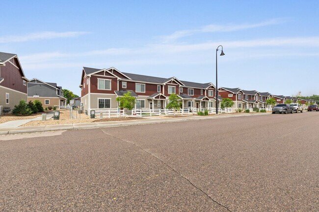 Building Photo - Beautiful 3-Bedroom Townhome with Park Views- Available July 25th!