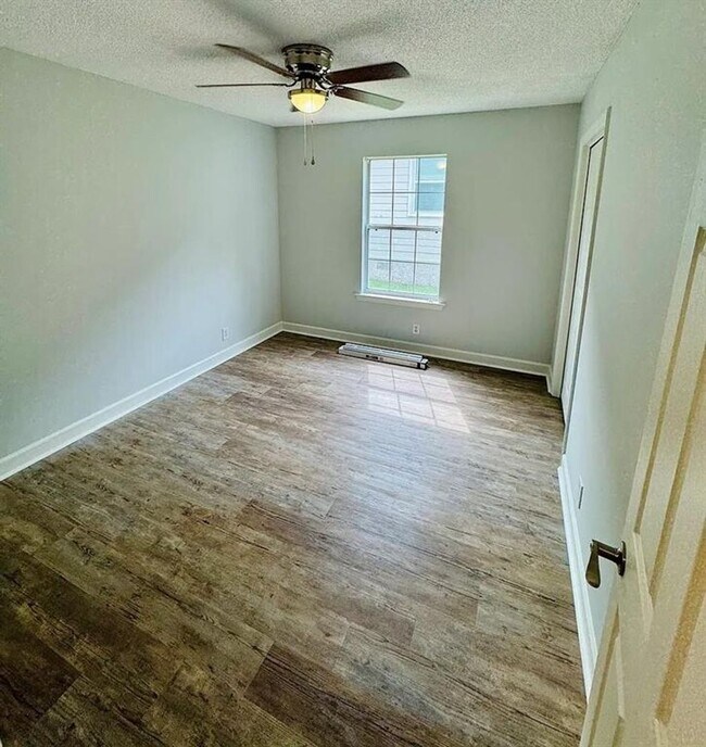 Building Photo - 312 Maple St