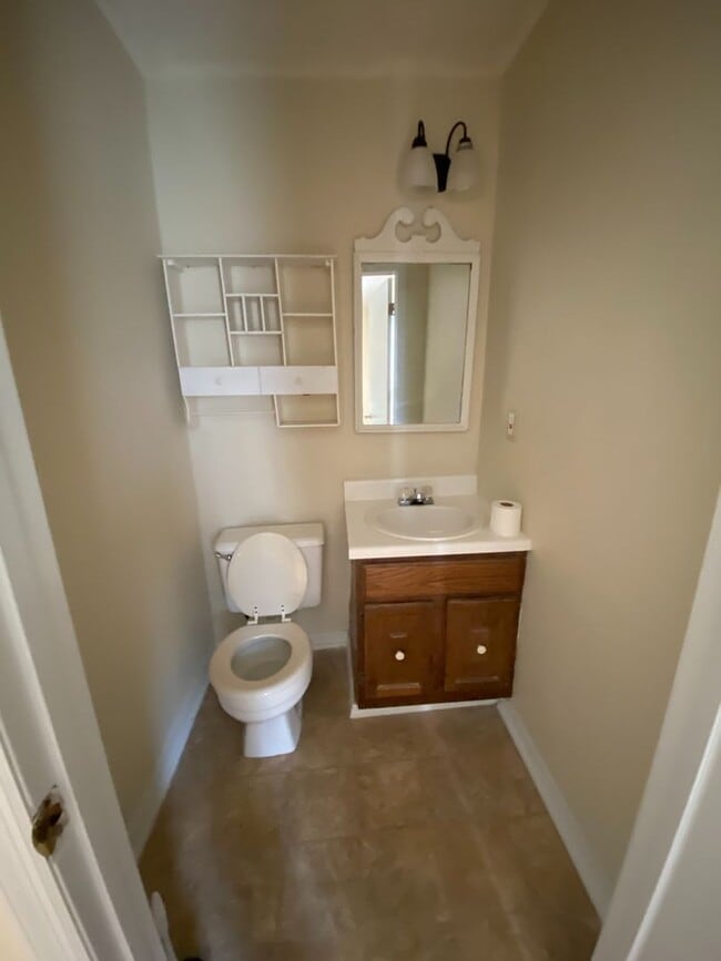 Building Photo - 3 Bedroom 1.5 Bath House