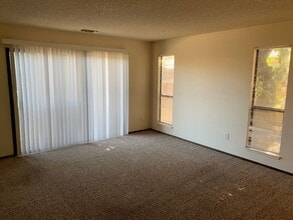 Building Photo - Beautiful home located in the heart of Turlock