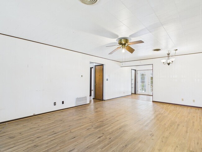 Building Photo - 126 Northwest Dr