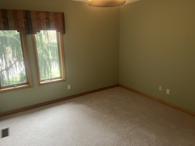 Building Photo - 180 Eleanor Dr