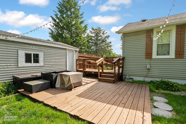 Building Photo - 405 N Bridge St