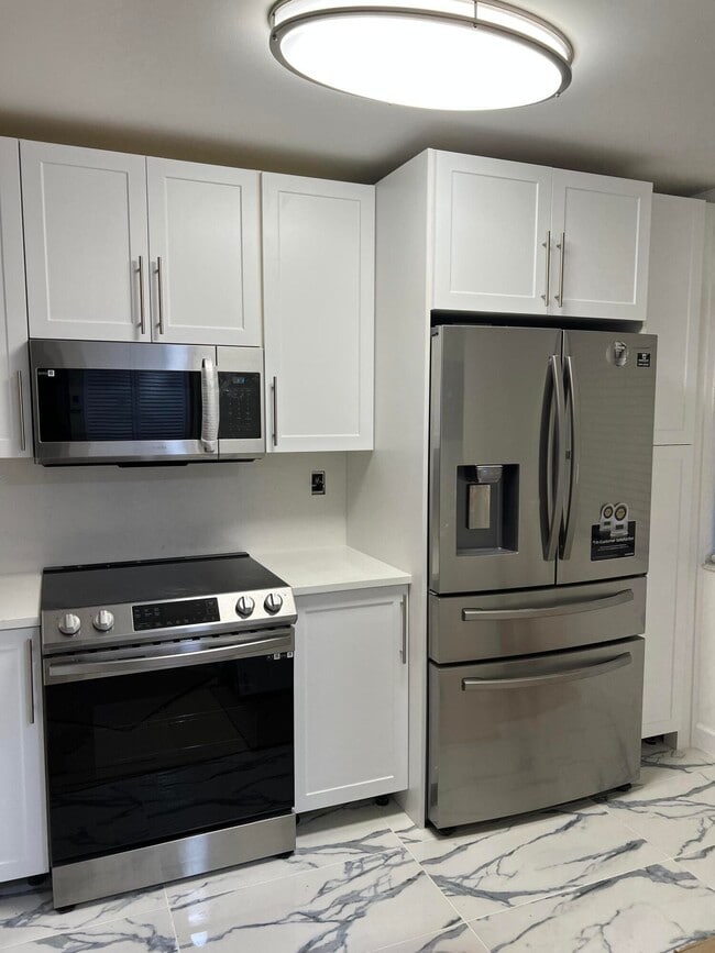 Building Photo - 3601 Inverrary Dr
