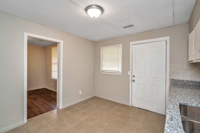Building Photo - Don’t Miss This Beautifully Renovated Home...