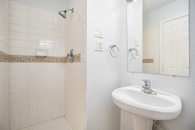 Building Photo - 6709 Fairway Dr