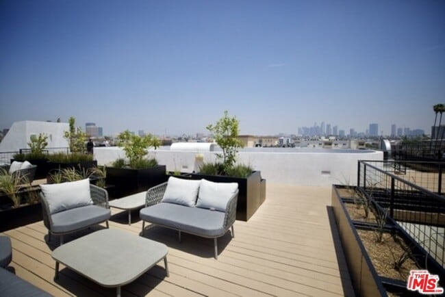 Building Photo - 1038 S Mariposa Ave