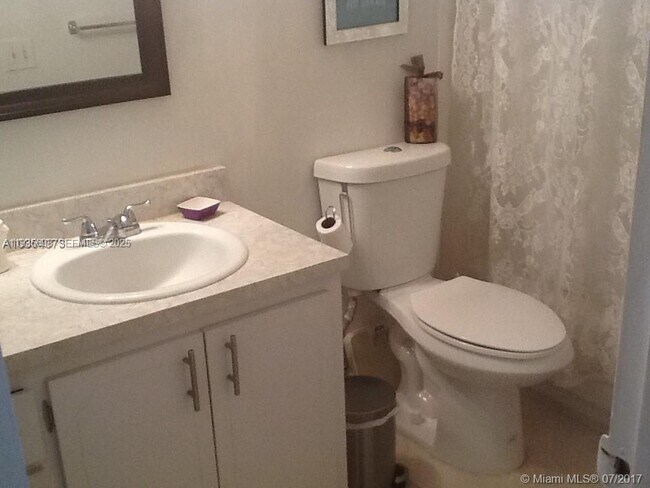 Building Photo - 541 Blue Heron Dr