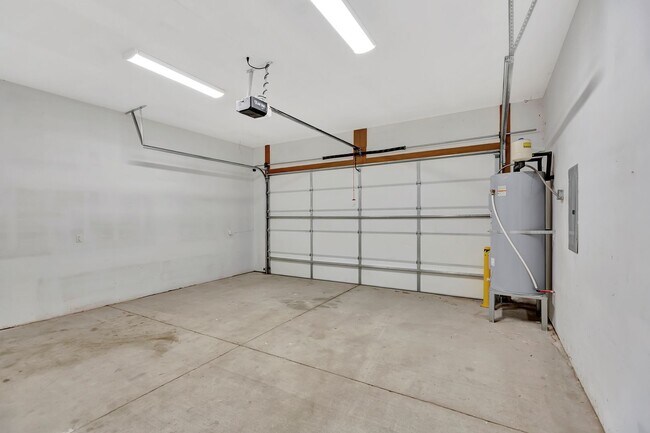 Building Photo - Spacious 4-Bedroom Charleston Home Loaded ...