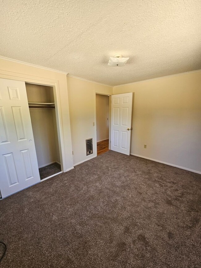 Building Photo - Charming Home on Quiet, Dead-End Street