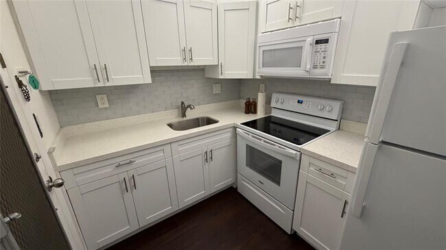 Building Photo - 3040 NE 16th Ave