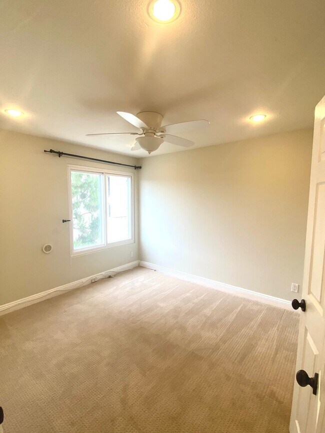 Building Photo - 2bd 2ba in a Great Community of Playa Vista