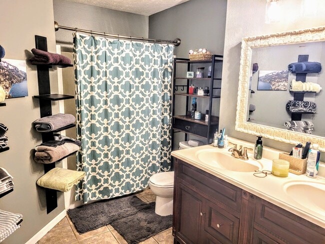 Building Photo - Spacious Countryside House