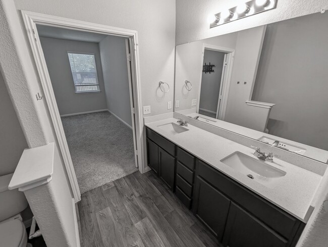 Building Photo - Modern 3-Bedroom Condo for Rent in Pfluger...
