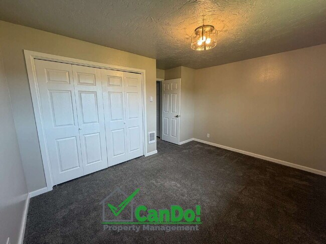 Building Photo - Now Available! Freshly Remodeled 2 bedroom, 1 bathroom apartment in Blackfoot with Fiber Internet.