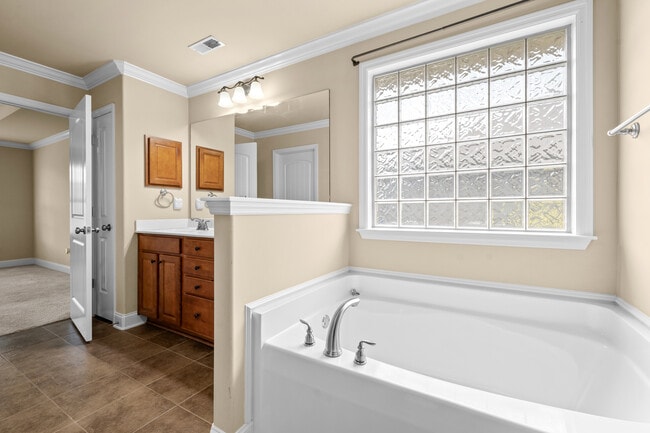 Building Photo - 6906 Breyerton Way SE