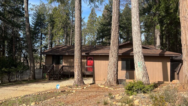 Building Photo - Two Bedroom Two bath home with attached Ga...