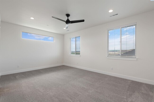 Building Photo - Generational suite w/separate entrance!