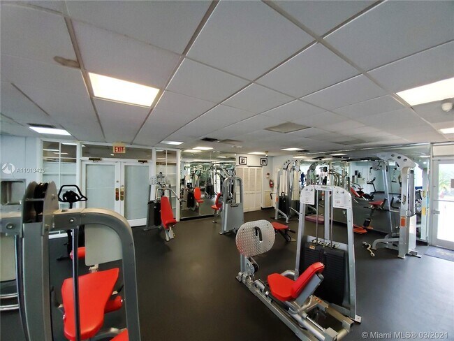 Building Photo - 9363 Fontainebleau Blvd