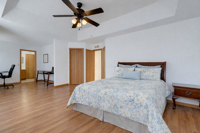 Building Photo - 1544 Suncrest Ln