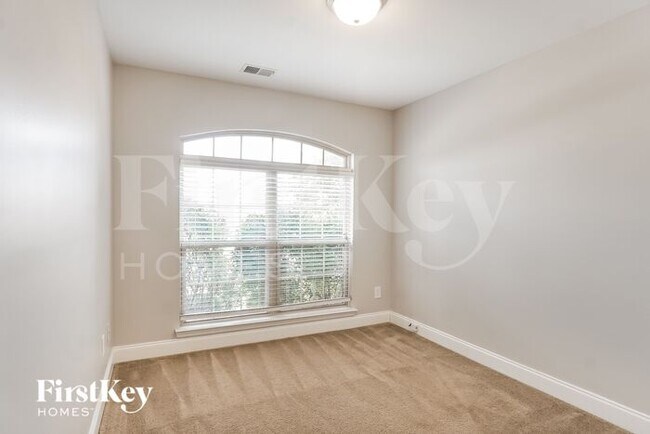 Building Photo - 221 Hillcrest Dr