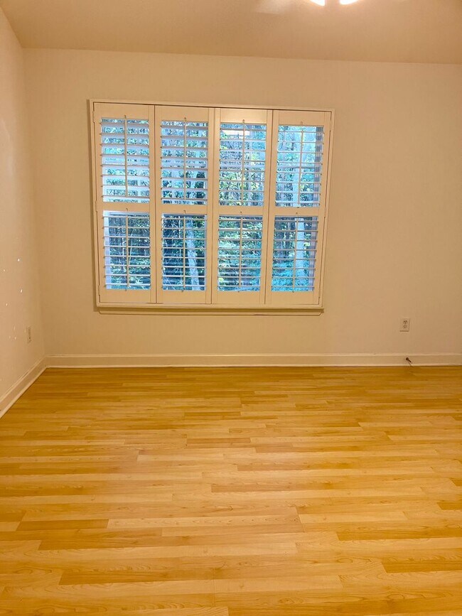 Building Photo - Holiday PRICE DROP! Corner lot townhome near Percy Priest Lake