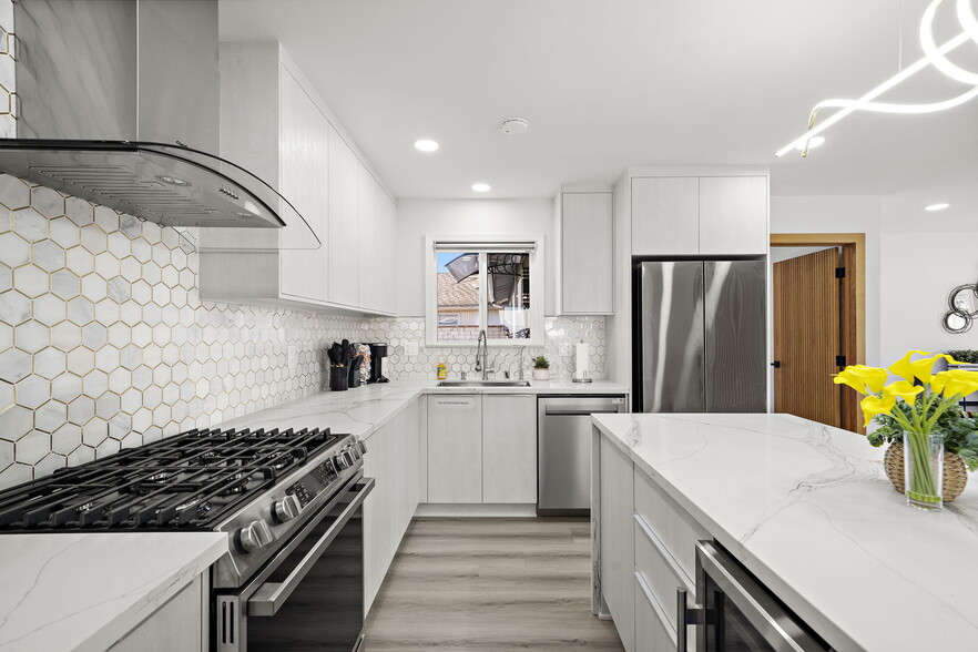 fully equipped modern kitchen - 5591 Heil Ave