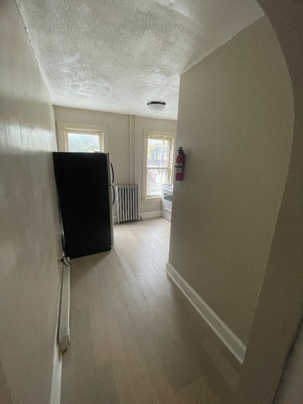 Building Photo - 582 Sunbury St