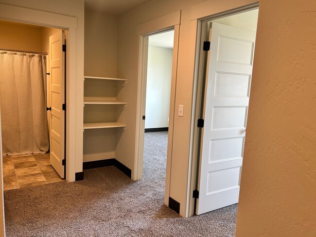 Building Photo - 3 Bed / 2.5 Bath Townhouse with Fenced Yard – Great Kalispell Location!