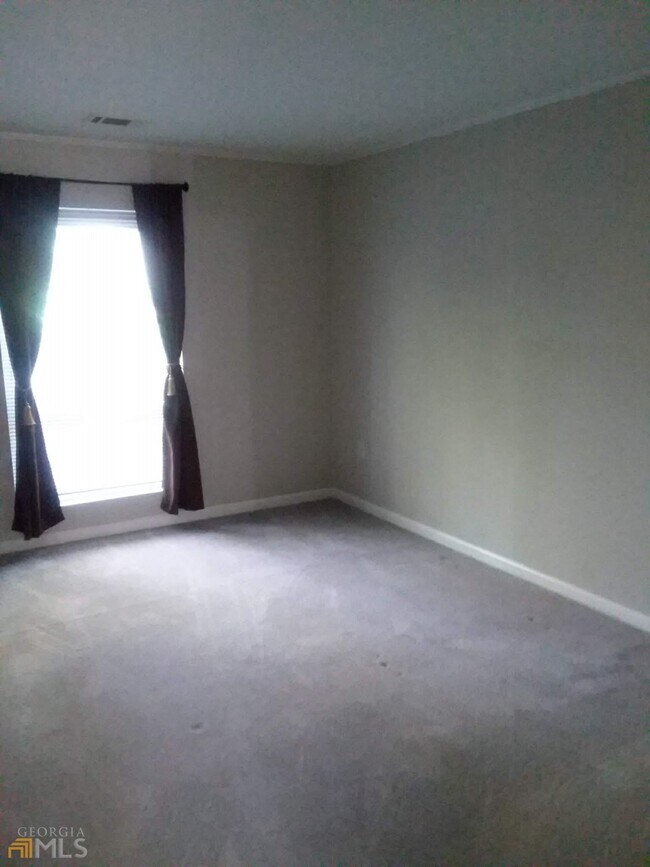 Building Photo - 4111 Pine Heights Dr NE