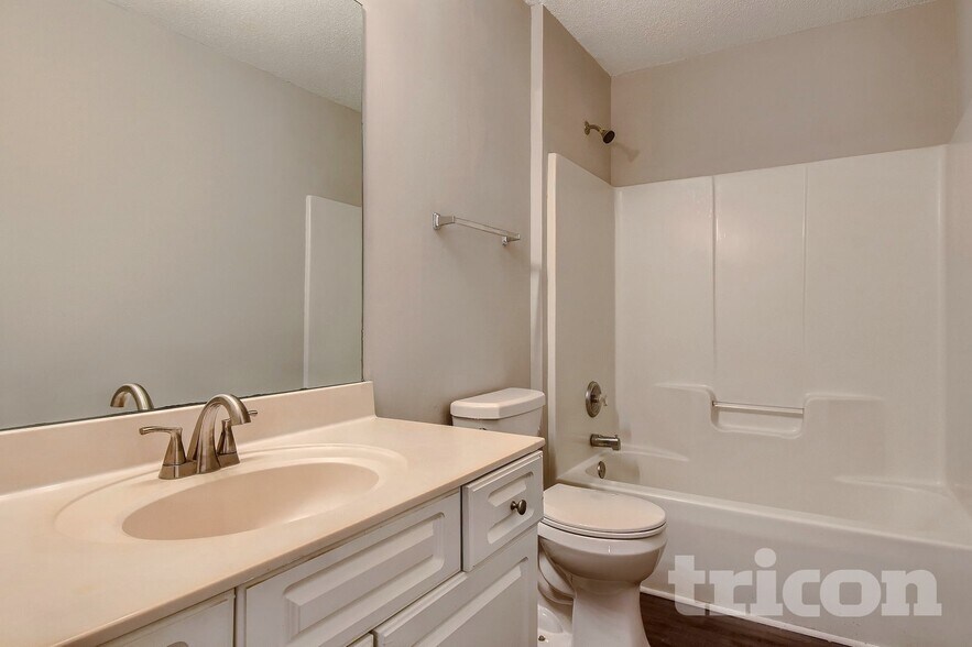 Building Photo - 1309 Vine Cir