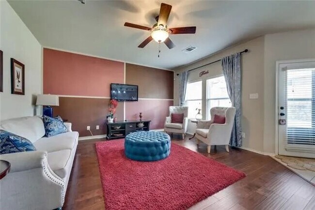 Building Photo - Ready Now- Beautiful 3 bed, 2bath Home Loc...