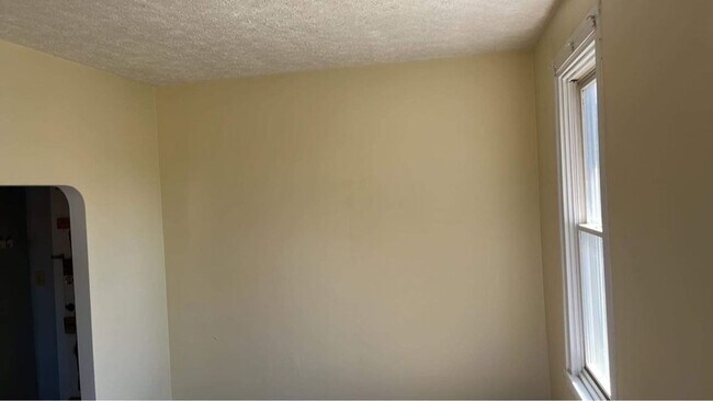 Building Photo - 85 N Kennebec Ave