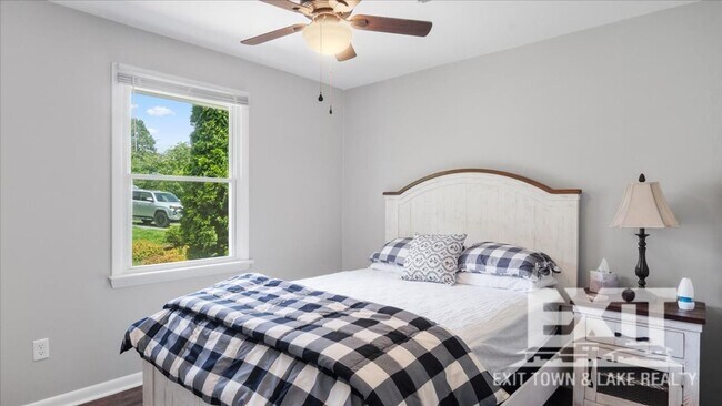 Building Photo - Gorgeous Waterfront Property with 4 Bedroo...