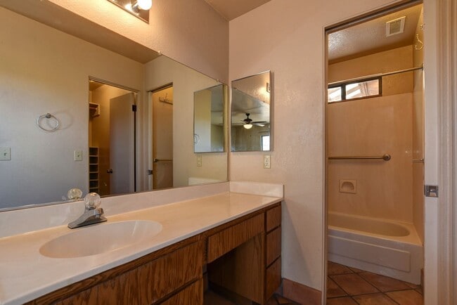 Building Photo - Home in Cliff Rose!