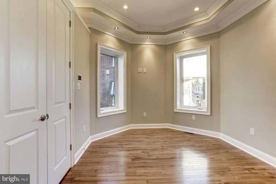Building Photo - 454 Park Rd NW